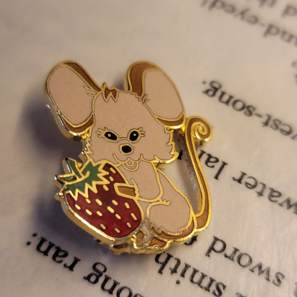 Vintage PINNACLE DESIGN Mouse with Strawberry Gold Brooch/Lapel Pin